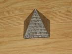 Daiktas Idomi atsidaranciu virsum metaline piramide